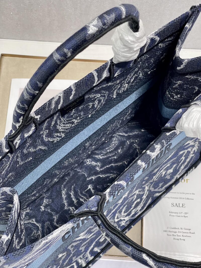 Diro Book Tote - Image 9