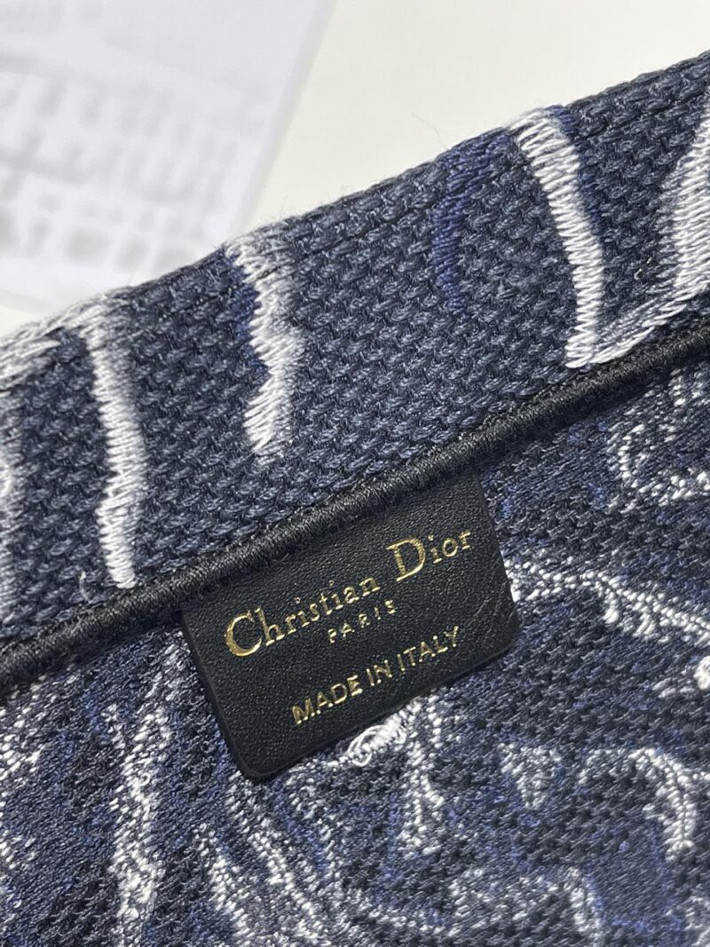 Diro Book Tote - Image 11