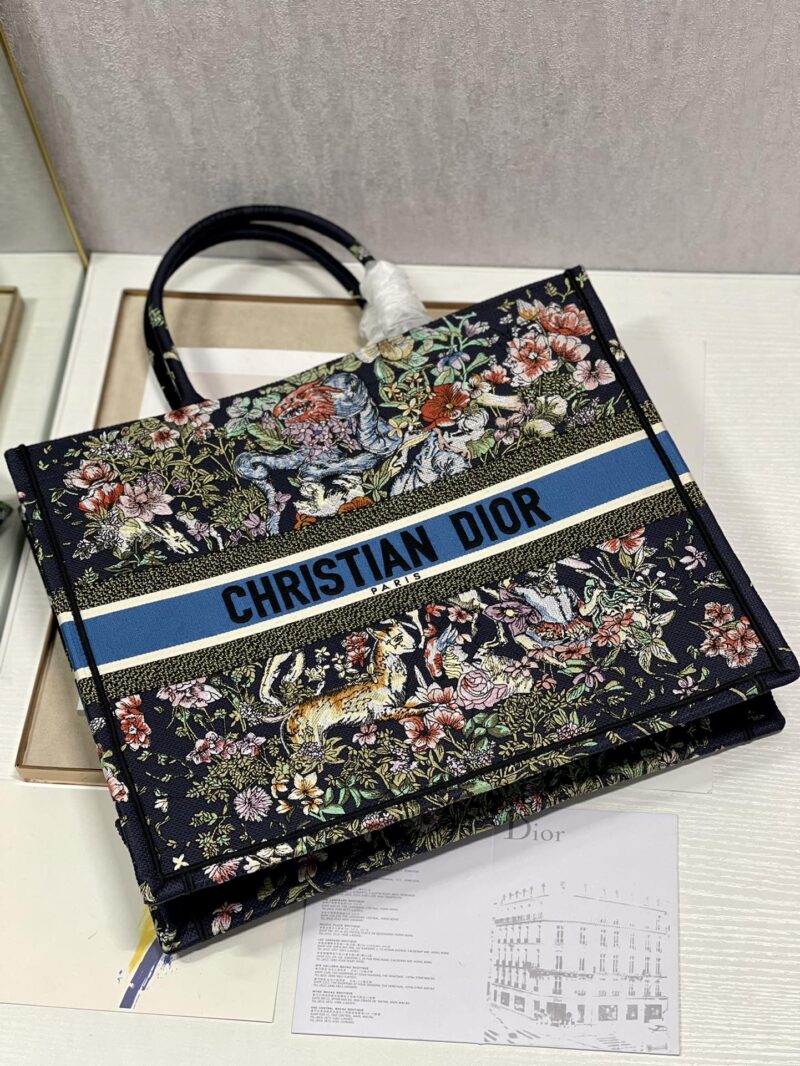 Diro Book Tote - Image 11