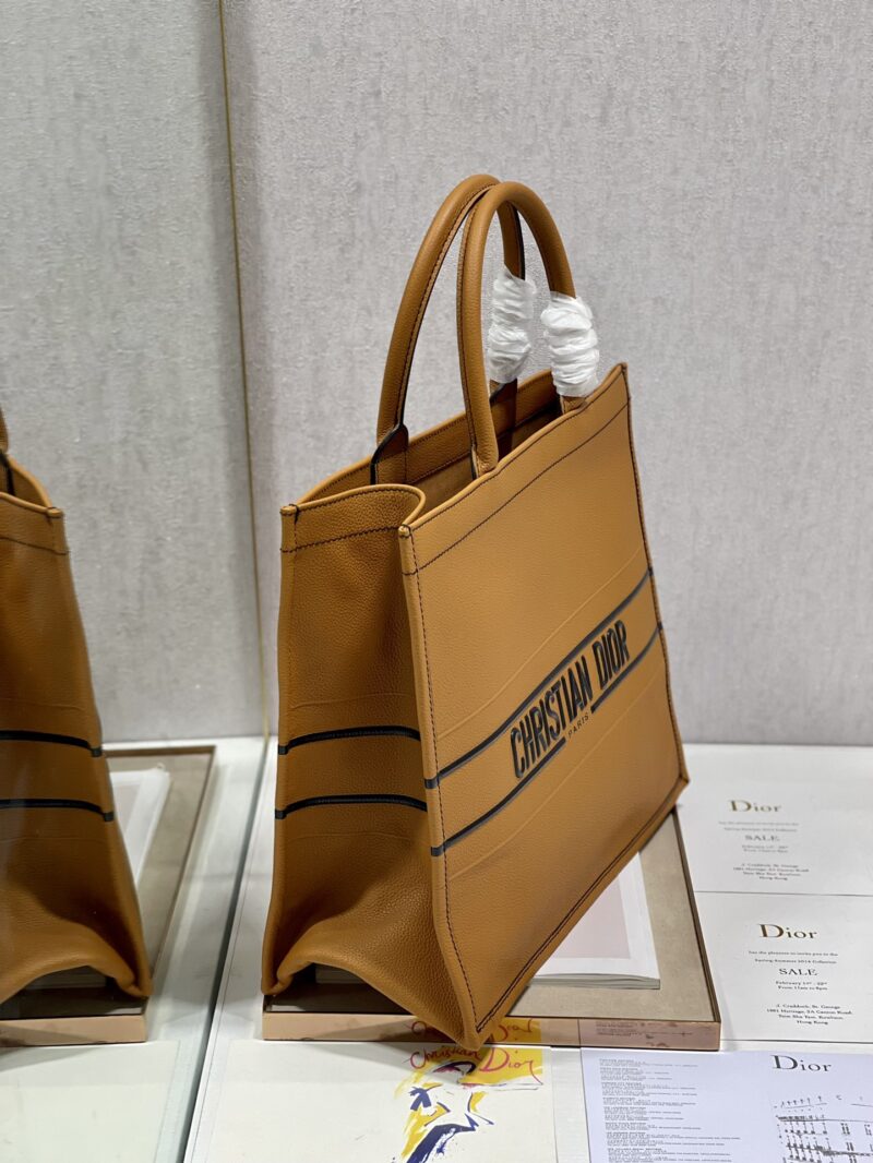 Diro Book Tote - Image 10