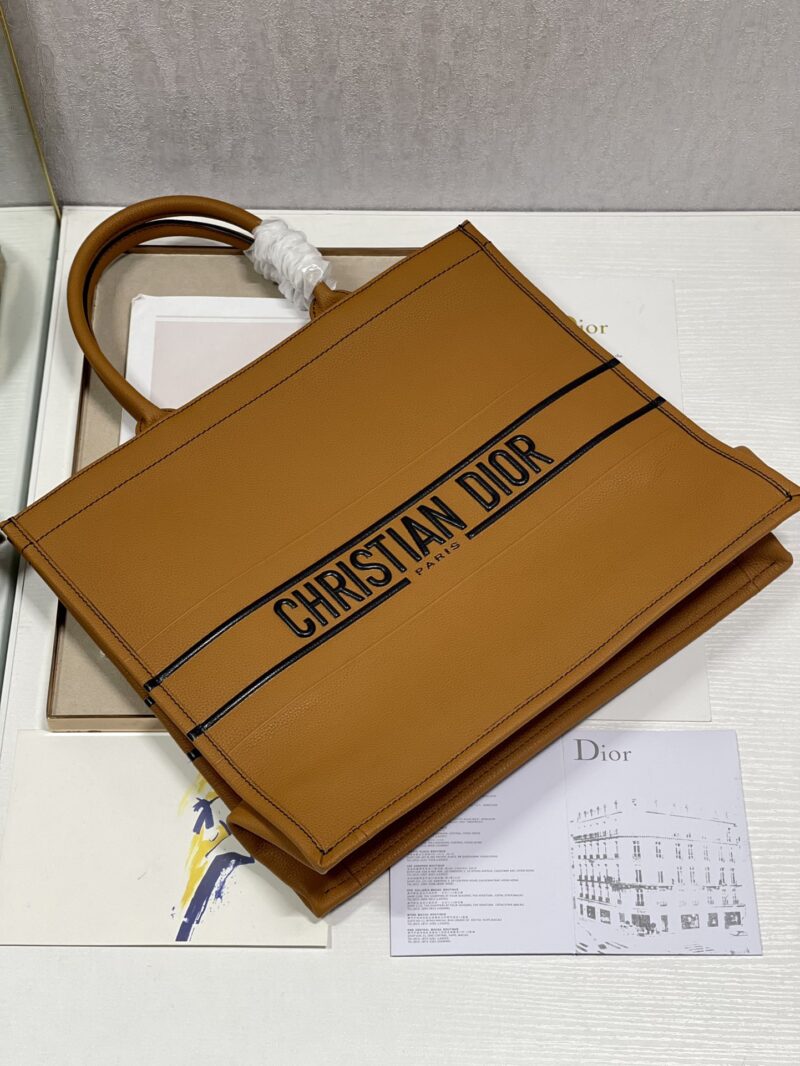 Diro Book Tote - Image 11