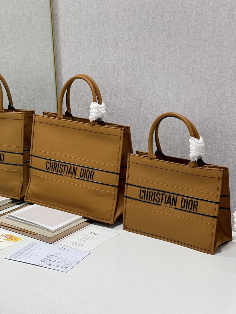 Diro Book Tote - Image 3