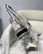 Diro Small Book Tote - Image 3