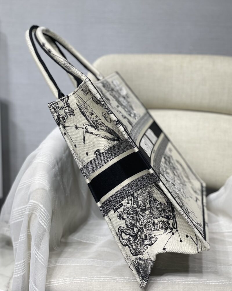 Diro Small Book Tote - Image 3