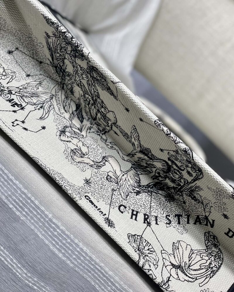 Diro Small Book Tote - Image 5