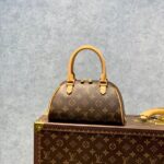 Louis Vuitton Handbags-23*13*14CM