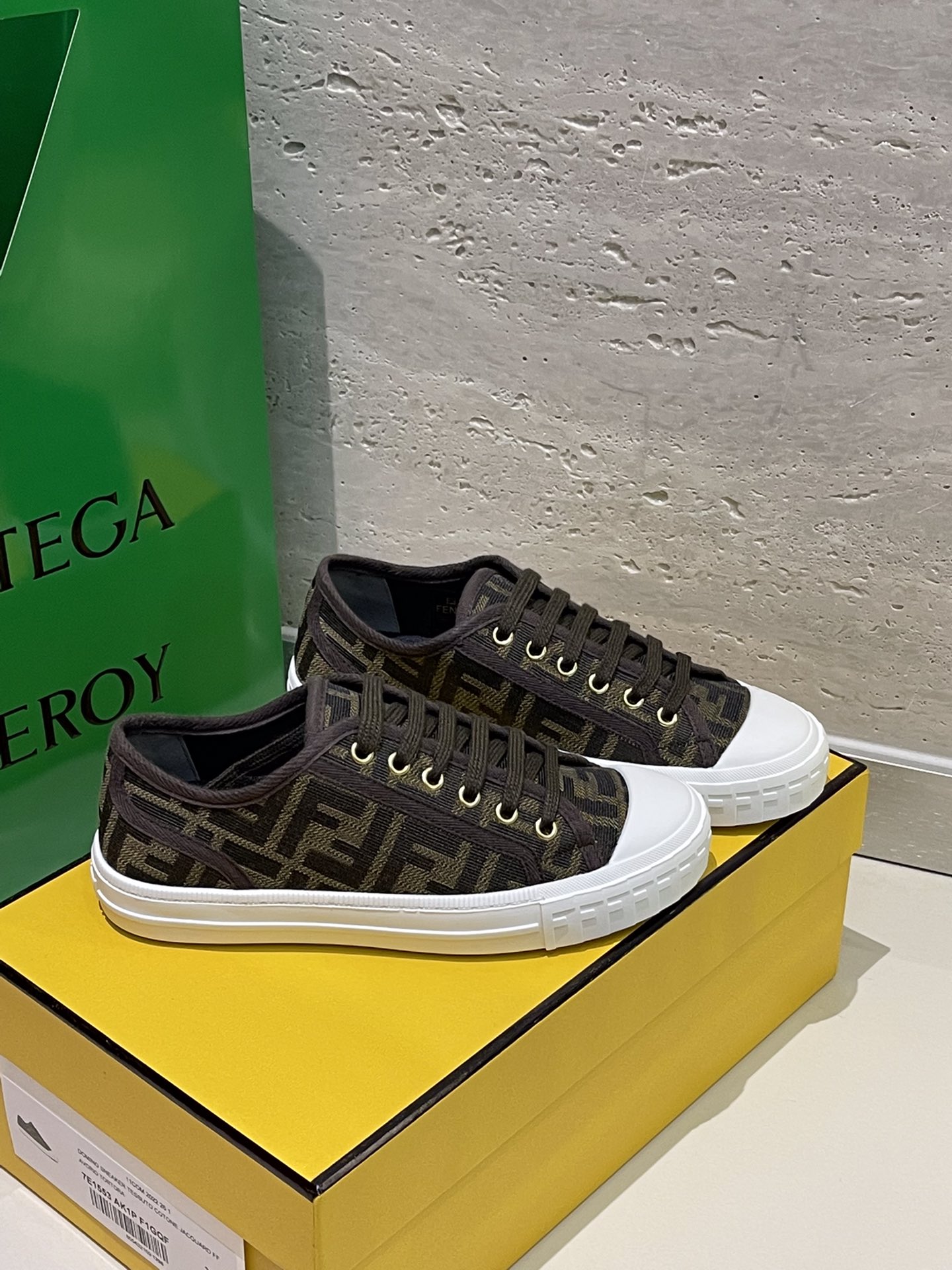 do7543322eerwrew_3_.jpg FENDI Sneakers - Image 1