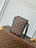 Louis Vuitton S-Lock Vertical Wearable Handbag-12*19*7CM - Image 4