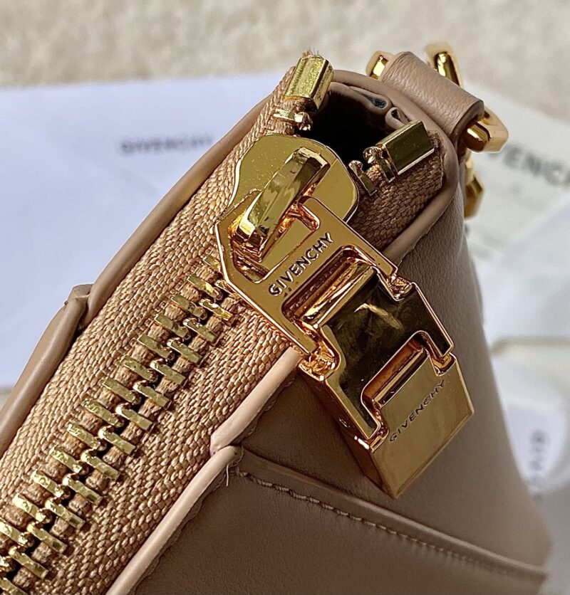 Gienvchy Antigona Sport -22*5*18CM - Image 7