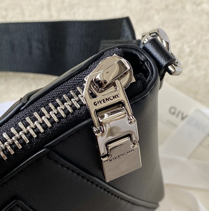 Gienvchy Antigona Sport -22*5*18CM - Image 7