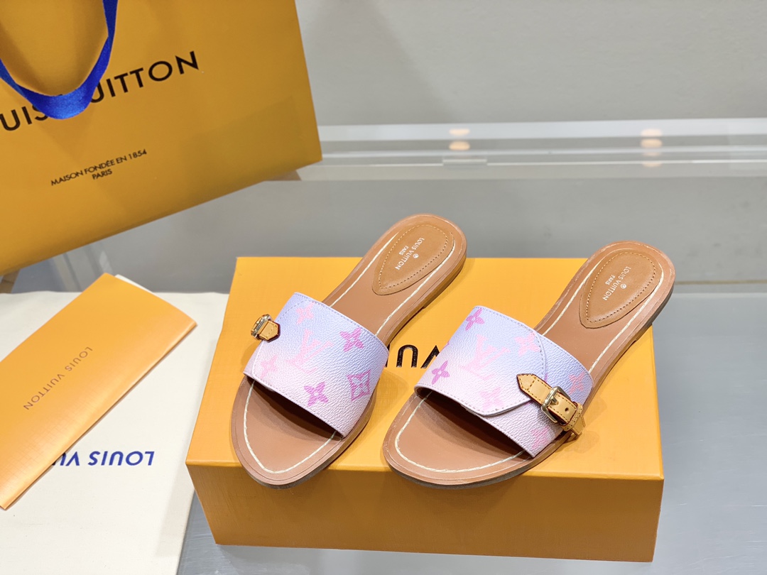 rew-02387668tretrertetre_2_.jpg Louis Vuitton Slippers - Image 1