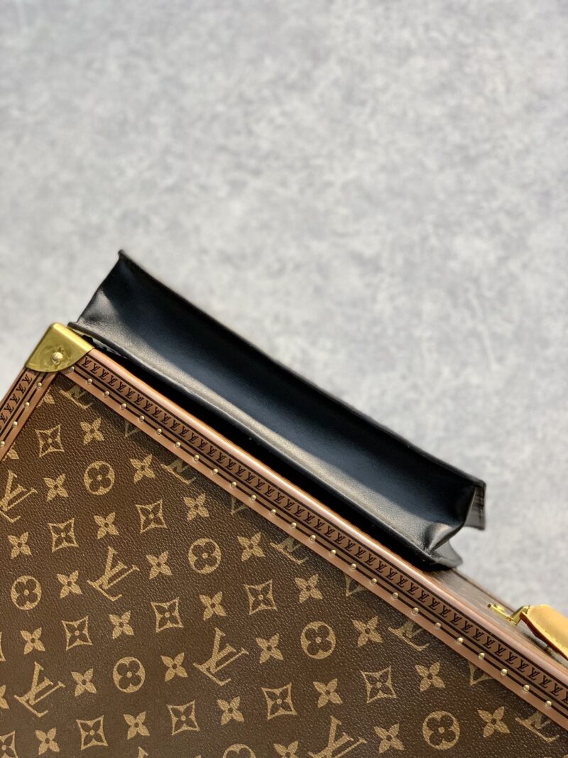 Louis Vuitton Standing Pouch-21*27*5CM - Image 5