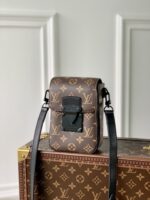 Louis Vuitton S-Lock Vertical Wearable Handbag-12*19*7CM - Image 2