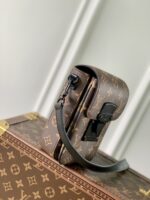 Louis Vuitton S-Lock Vertical Wearable Handbag-12*19*7CM