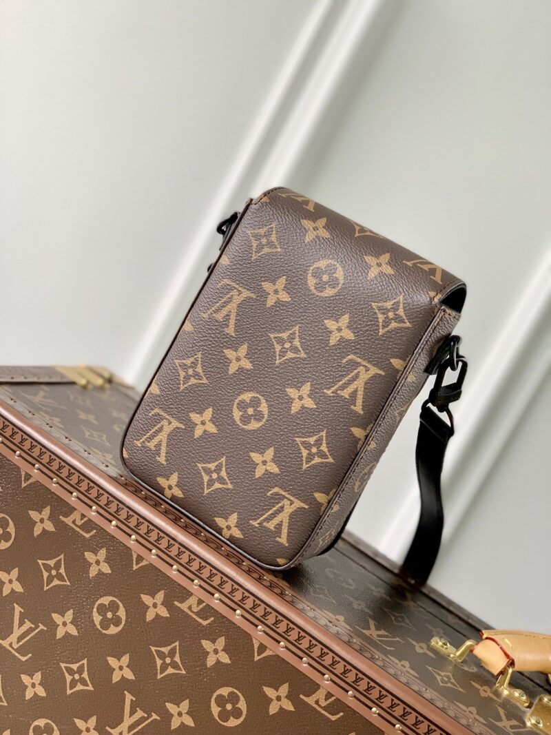 Louis Vuitton S-Lock Vertical Wearable Handbag-12*19*7CM - Image 4