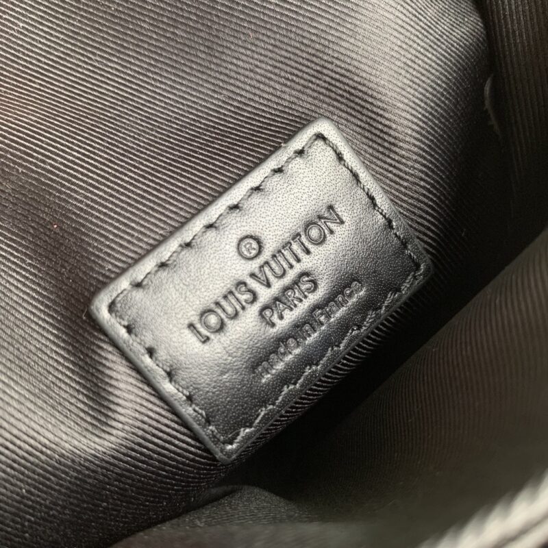 Louis Vuitton S-Lock Vertical Wearable Handbag-12*19*7CM - Image 6