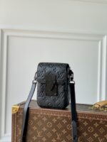 Louis Vuitton S-Lock Vertical Wearable Handbag-12*19*7CM