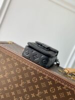 Louis Vuitton S-Lock Vertical Wearable Handbag-12*19*7CM - Image 4