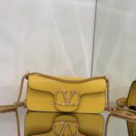 Valentino Garavani Locò Shoulder Bbag In Calfskin With Metallic VLogo-27*13*6CM