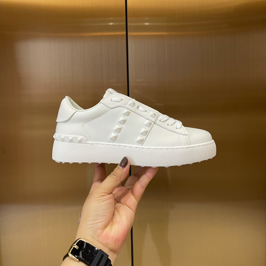 wsxc1667595920244_8.jpg Valentino Garavani Sneakers - Image 1
