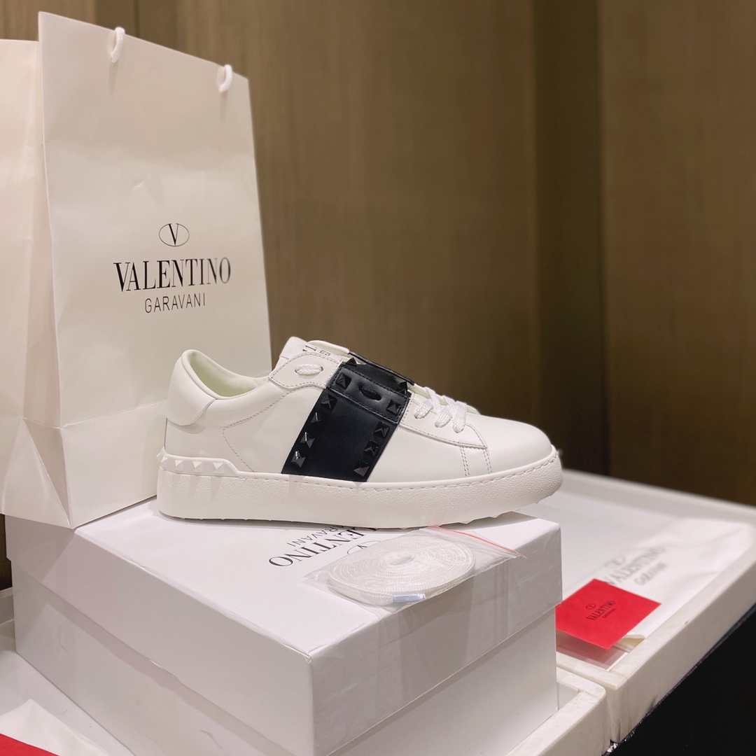 wsxc1667596418206_2.jpg Valentino Garavani Sneakers - Image 1