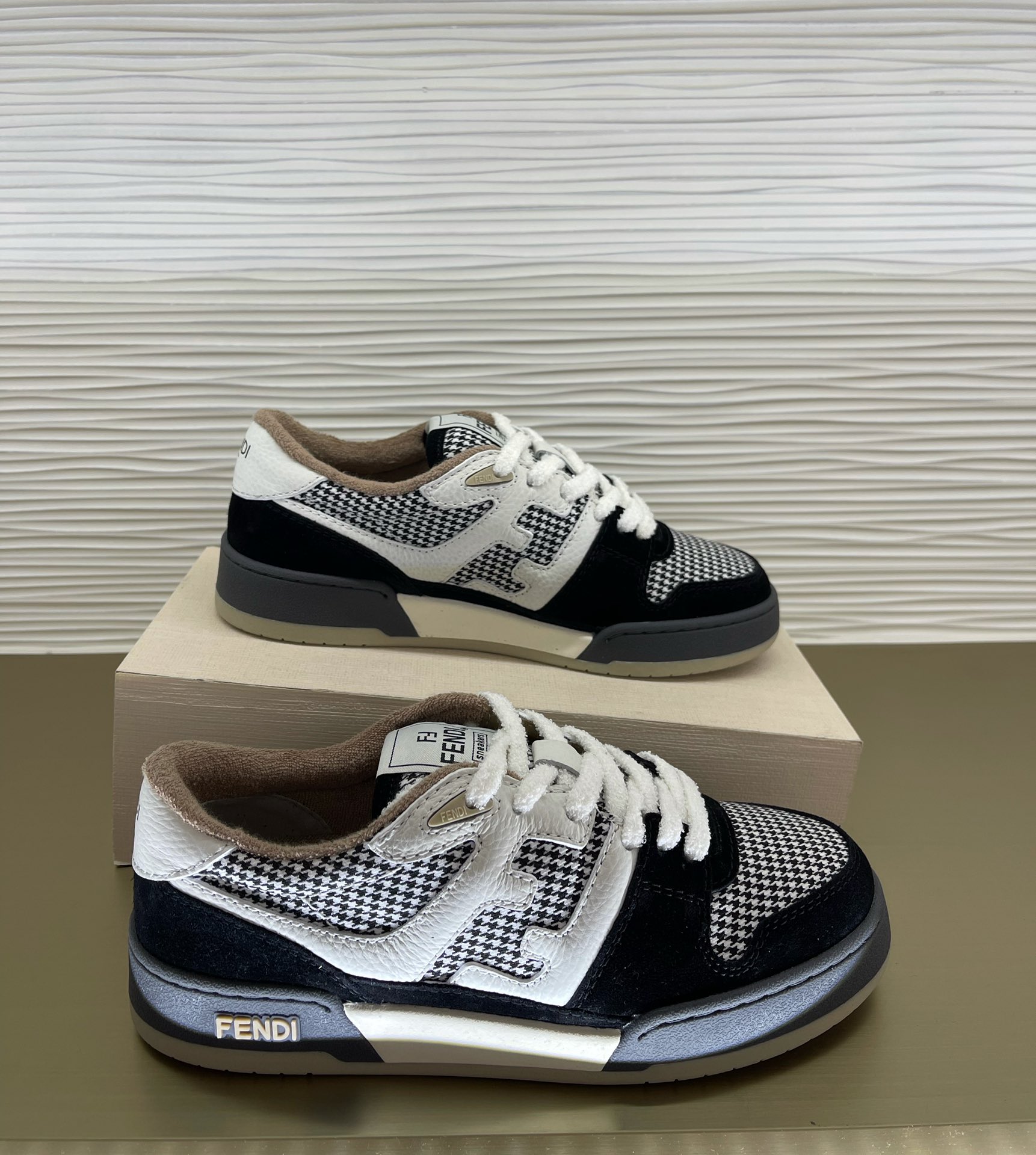 wsxc1667596876074_5.jpg FENDI Sneakers - Image 1