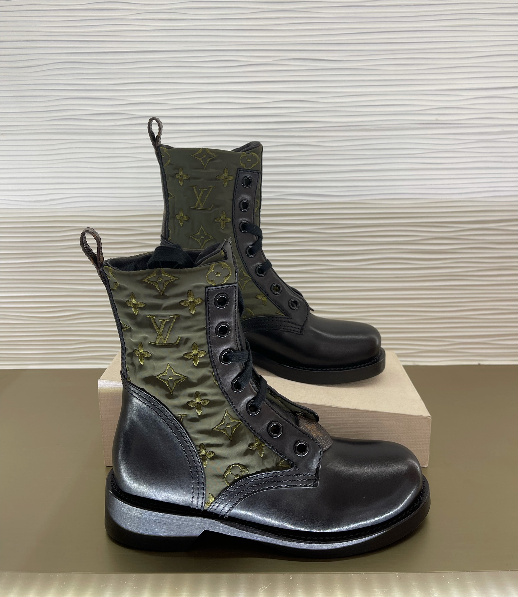 wsxc1667597999708_6.jpg Louis Vuitton Boots - Image 1
