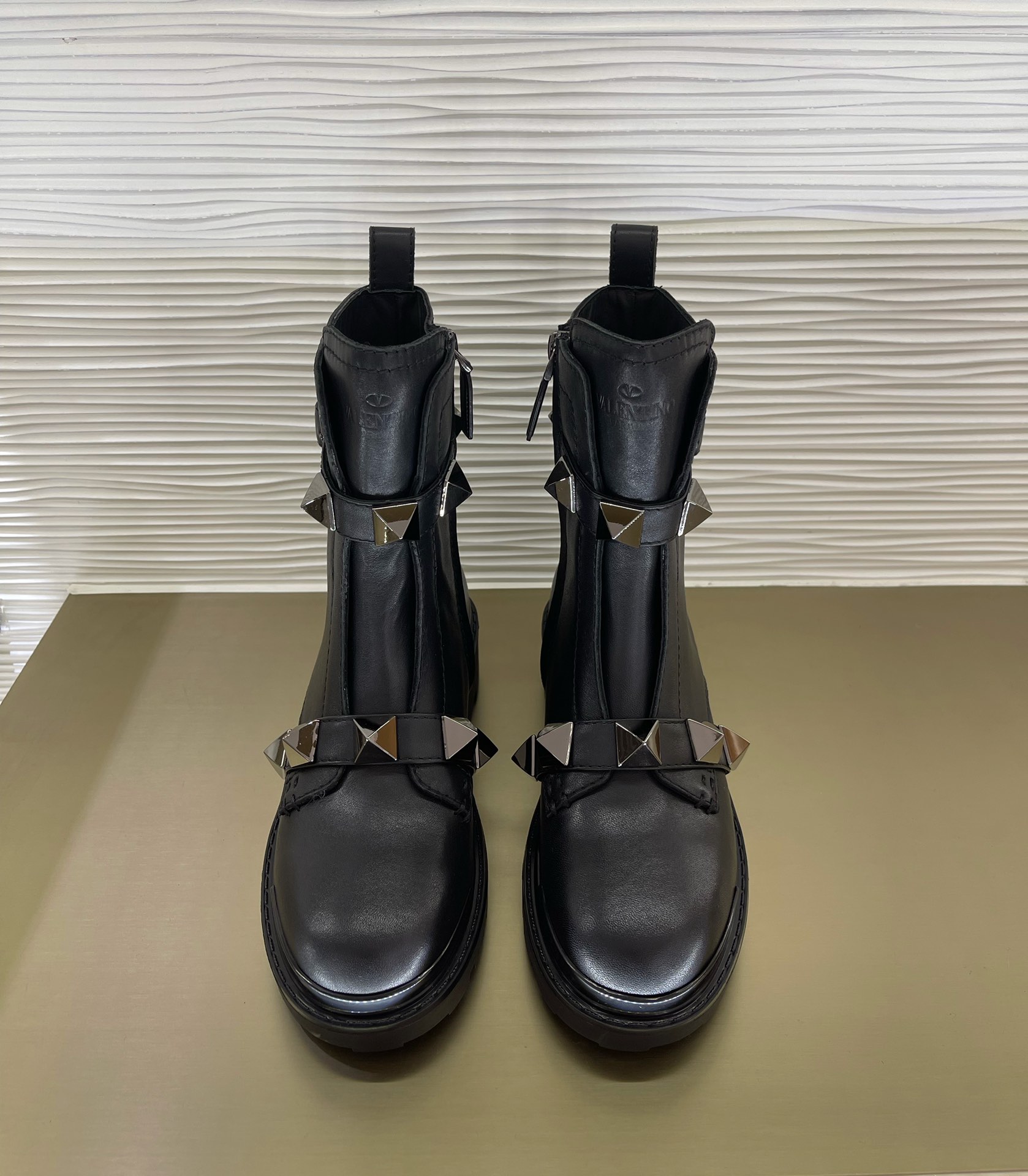 wsxc1667598282822_1.jpg Valentino Boots(EU35-41) - Image 1