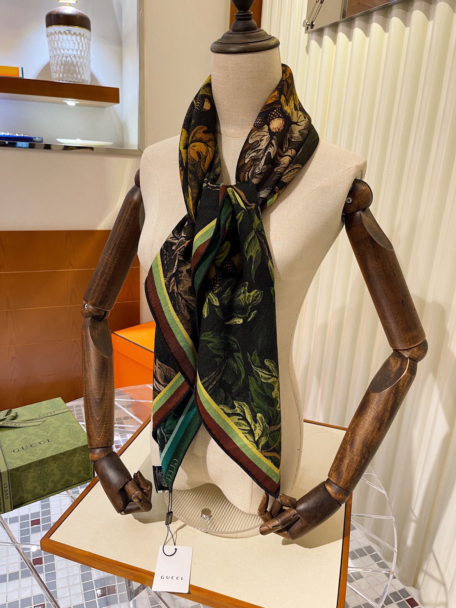 wsxc1672245131104_8.jpg Gucci Shawls-110*110cm - Image 1