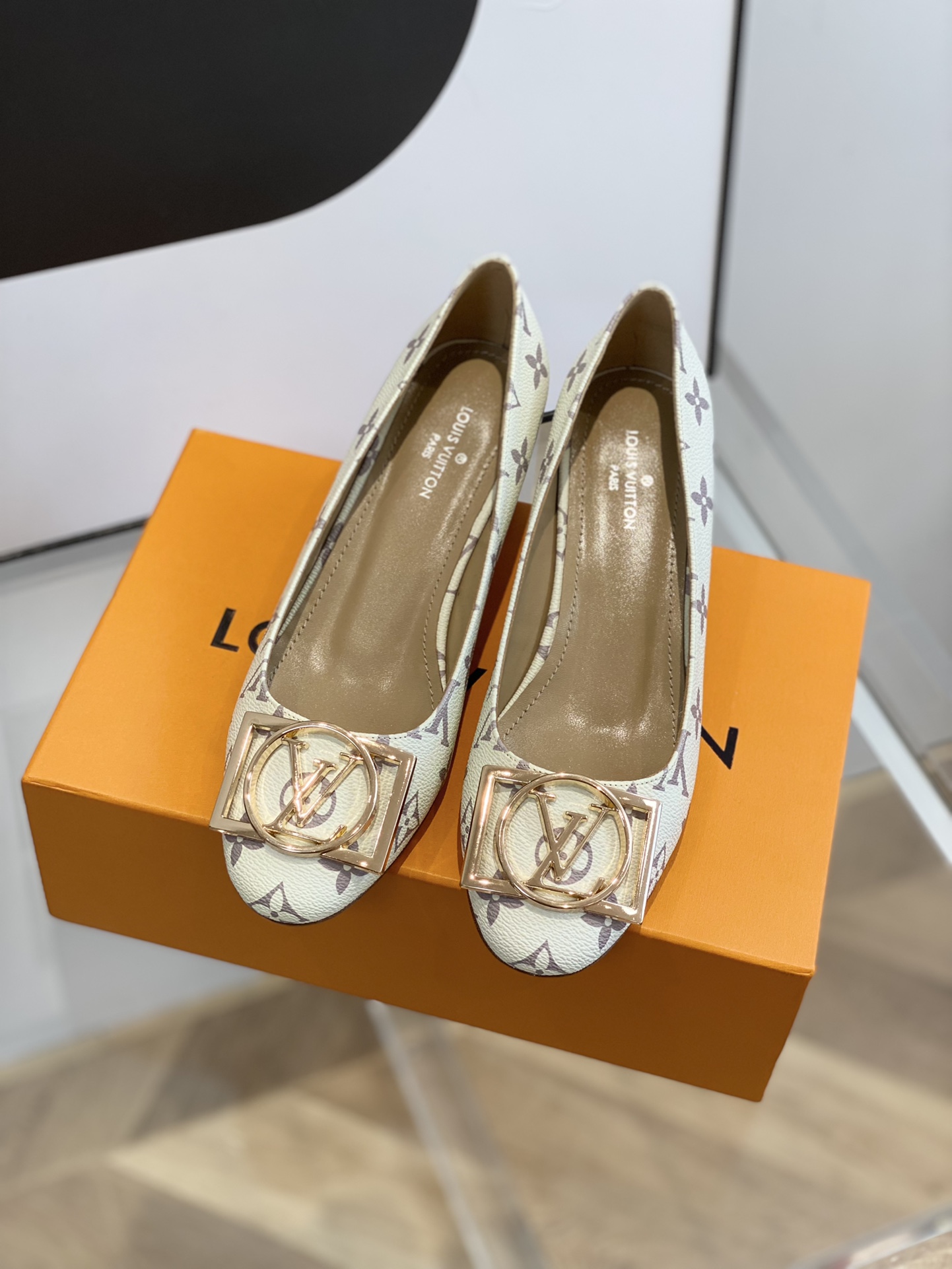 wsxc1672324057241_0.jpg Louis Vuitton Pumps - Image 1