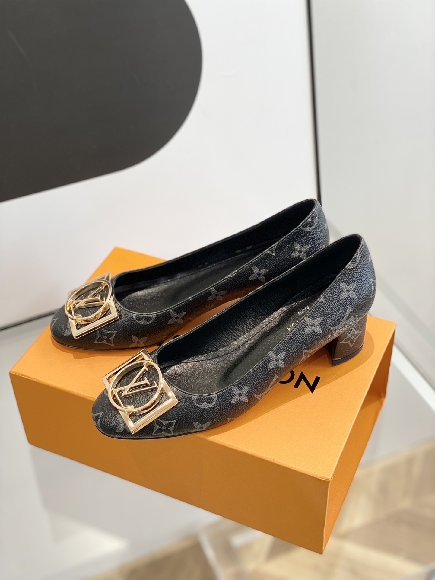 wsxc1672324505116_1.jpg Louis Vuitton Pumps - Image 1