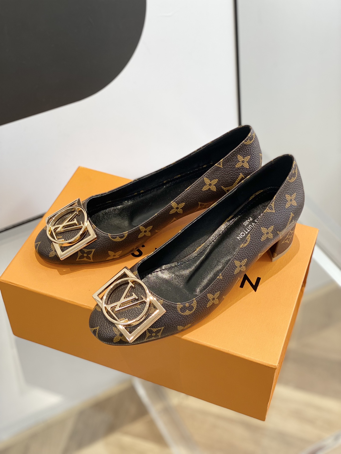 wsxc1672324513160_1.jpg Louis Vuitton Pumps - Image 1
