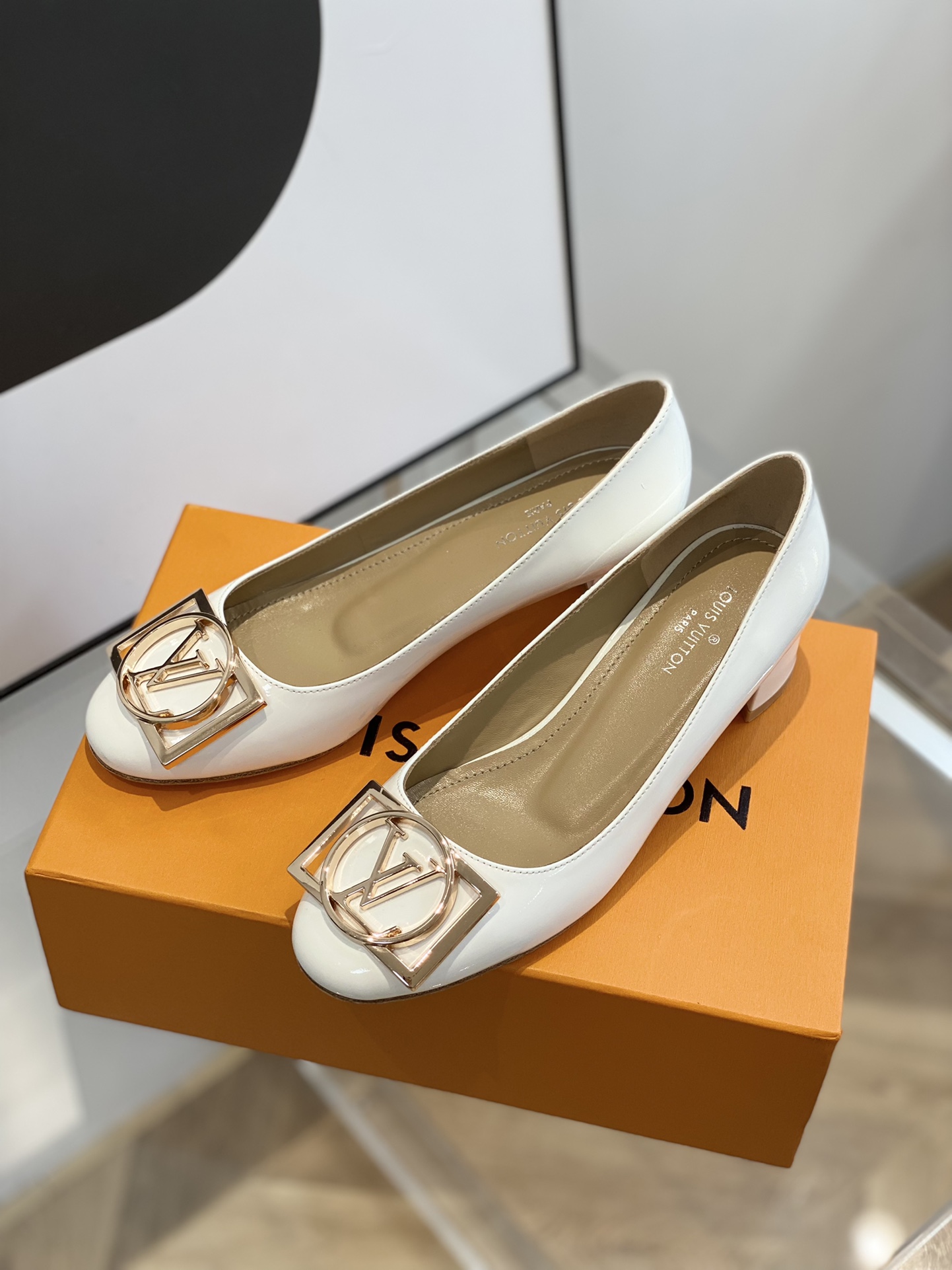 wsxc1672324846597_1.jpg Louis Vuitton Pumps - Image 1