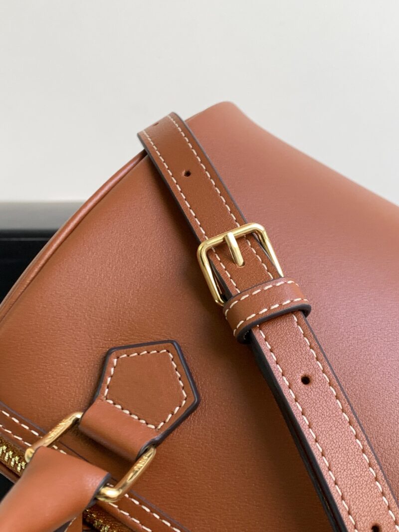 Celina 2023SS Cuir Triomphe Bag-19.5 X 14 X 7CM - Image 7