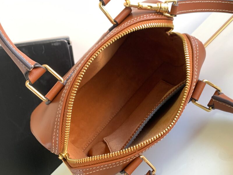 Celina 2023SS Cuir Triomphe Bag-19.5 X 14 X 7CM - Image 8