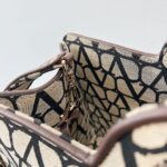 Valentino Garavani La Troisième Toile Iconographe -40*25*17CM - Image 6