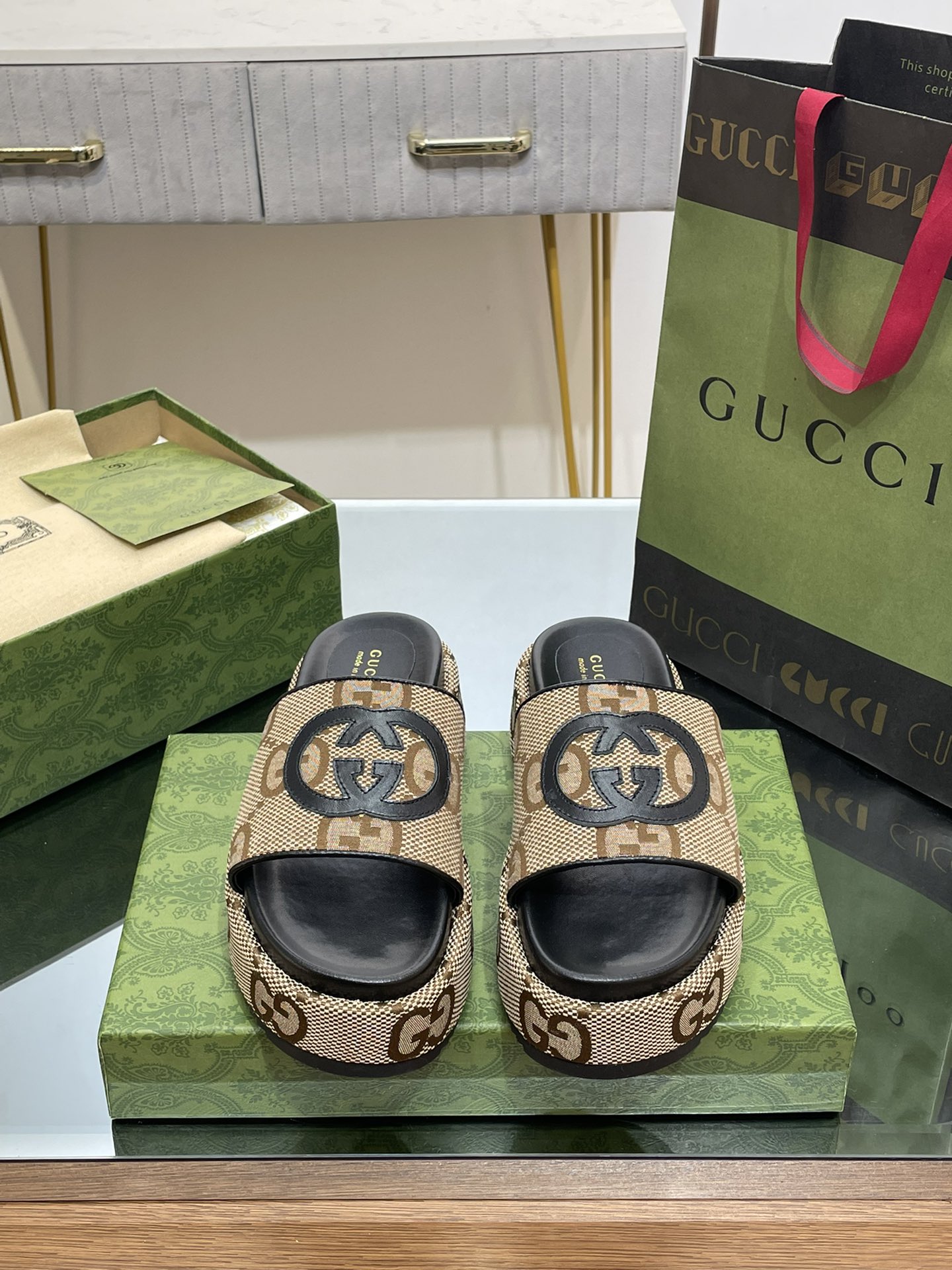 wsxc1677768412595_0.jpg Gucci Slides(SIZE35-43) - Image 1