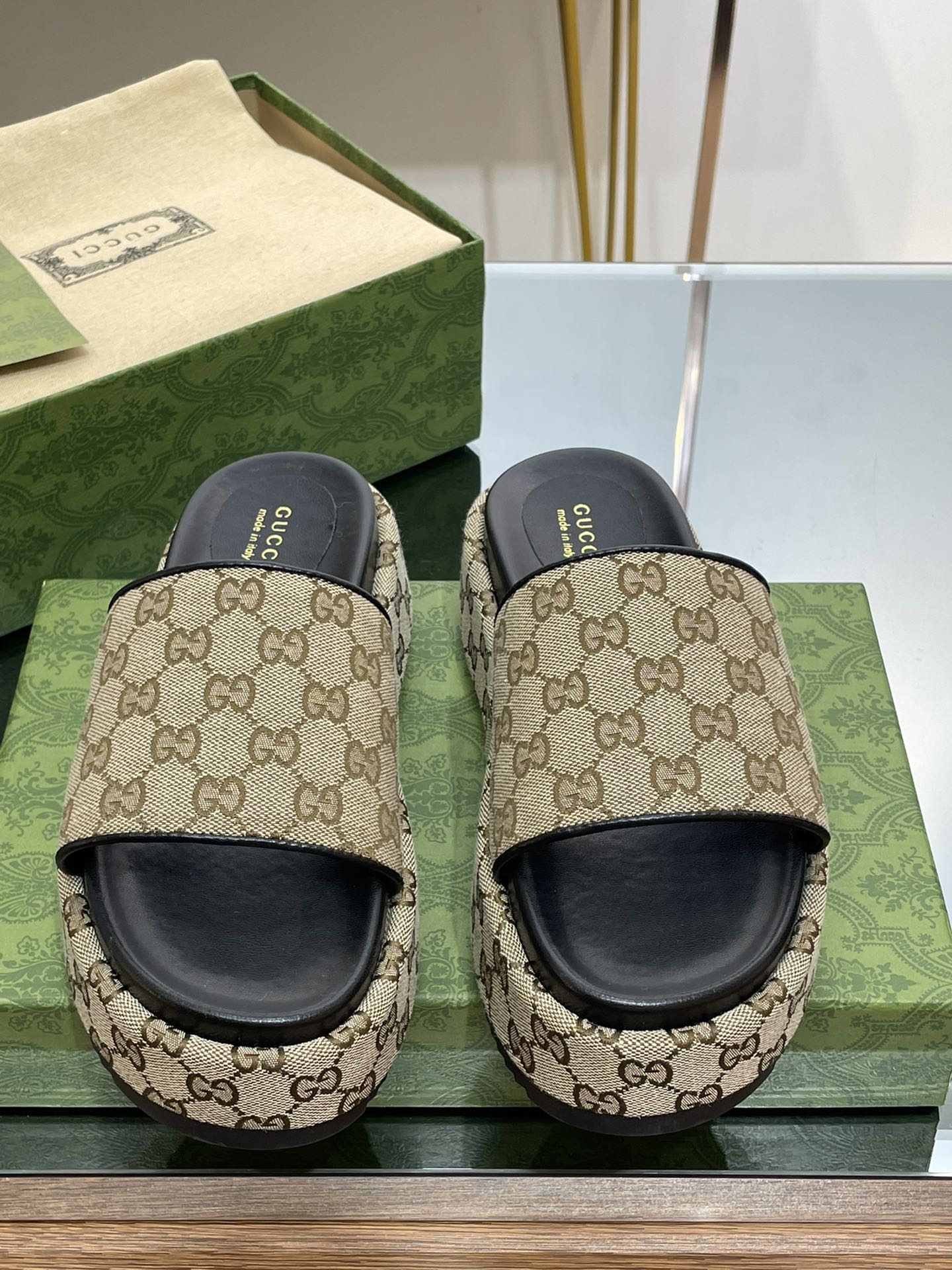 wsxc1677769892011_0.jpg Gucci Slides(SIZE35-43) - Image 1