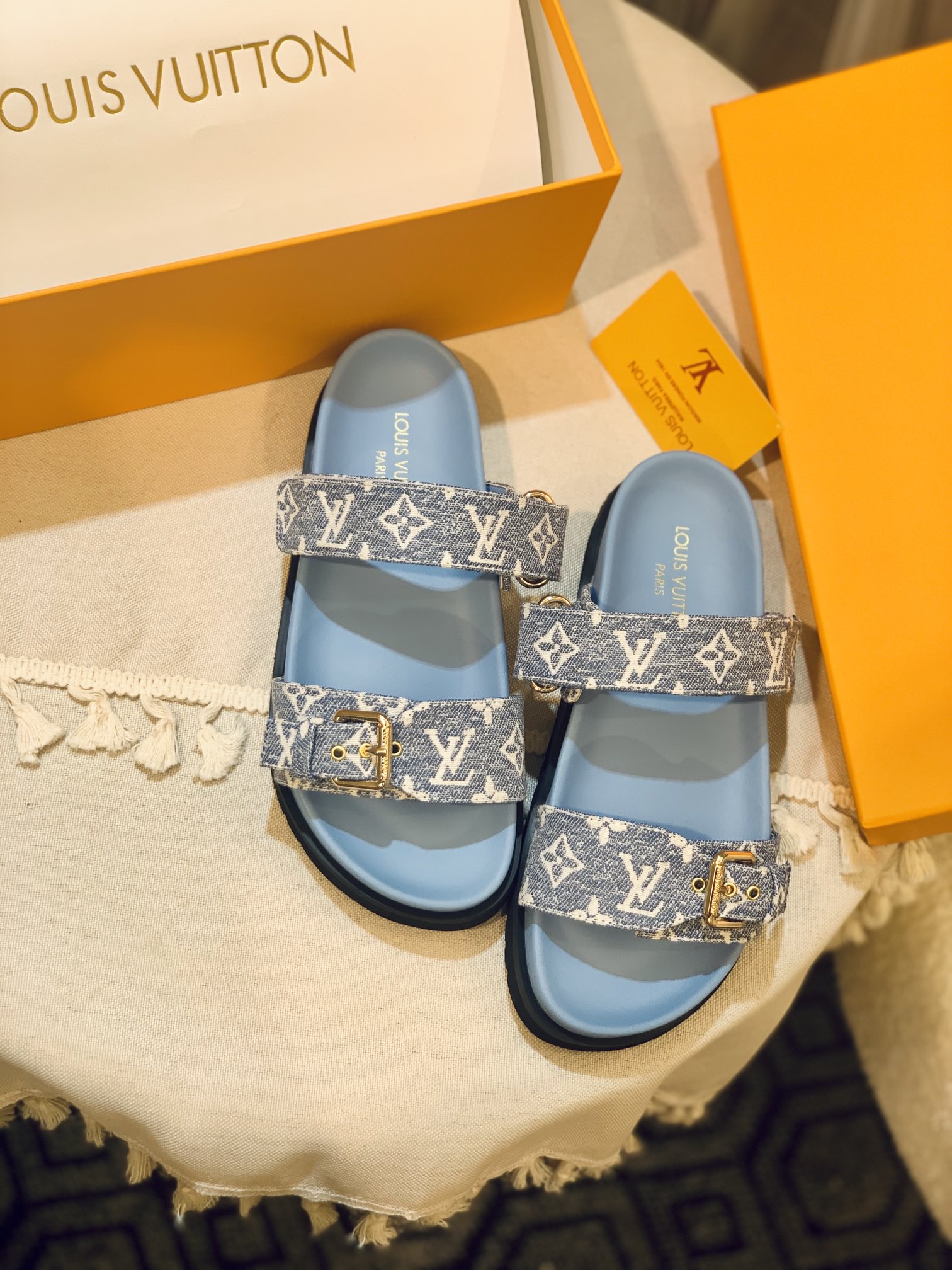 wsxc1678810311288_2.jpg Louis Vuitton Sandals - Image 1
