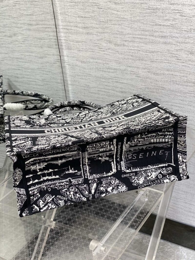 Diro Book Tote - Image 8