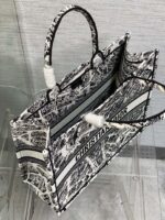 Diro Book Tote - Image 9