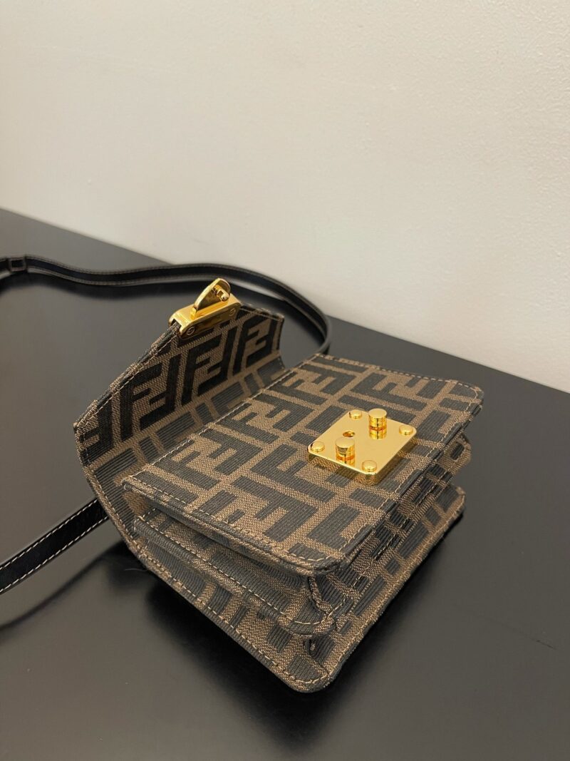 Fendi Vintage Handbags-14.5x12x7CM - Image 4