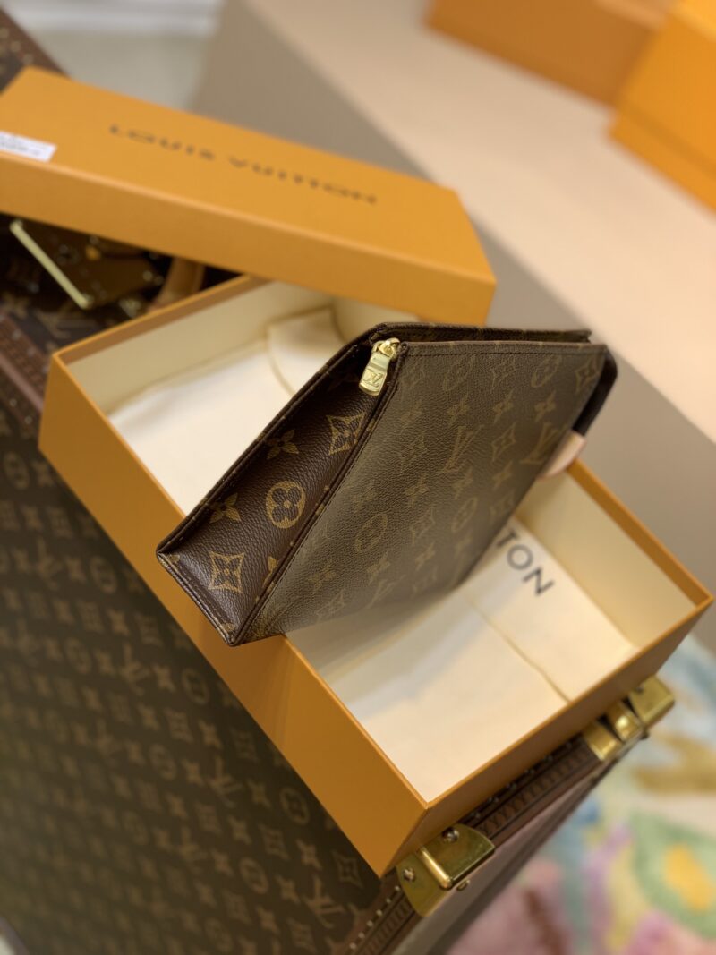 Louis Vuitton Toiletry Pouch -19* 15*6CM - Image 2