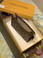 Louis Vuitton Toiletry Pouch -19* 15*6CM - Image 7