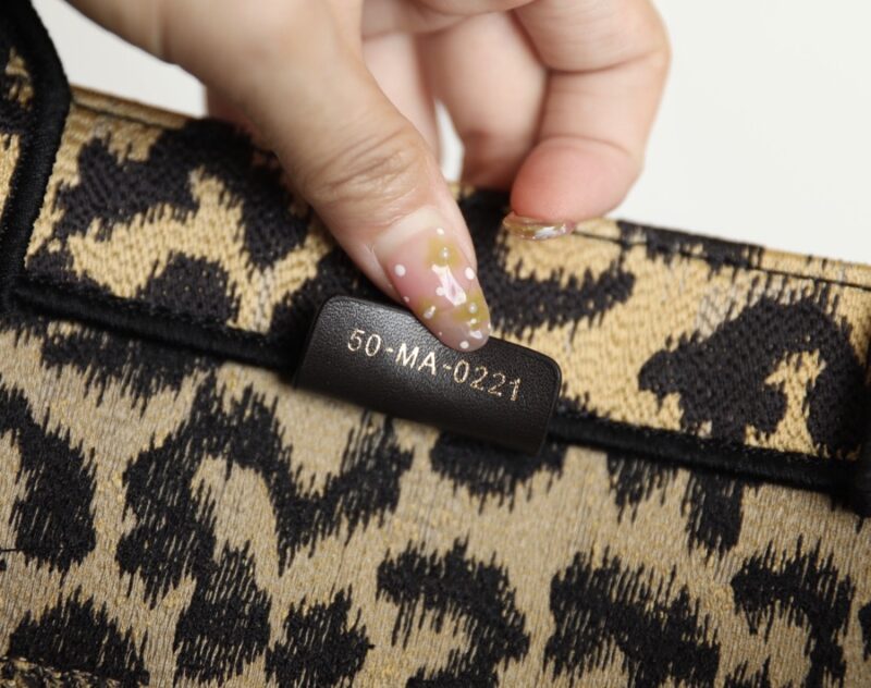 Diro Small Book Tote-36.5CM - Image 4