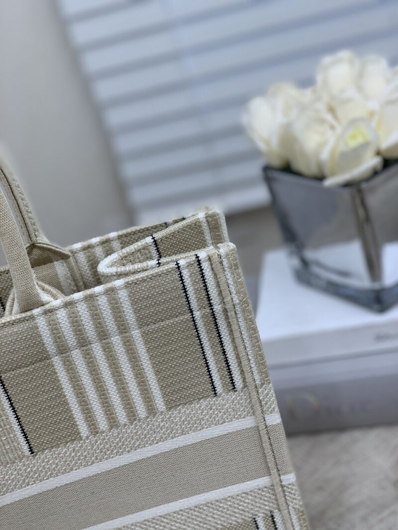 Diro Small Book Tote-36.5CM - Image 4