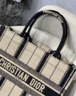 Diro Small Book Tote - Image 4