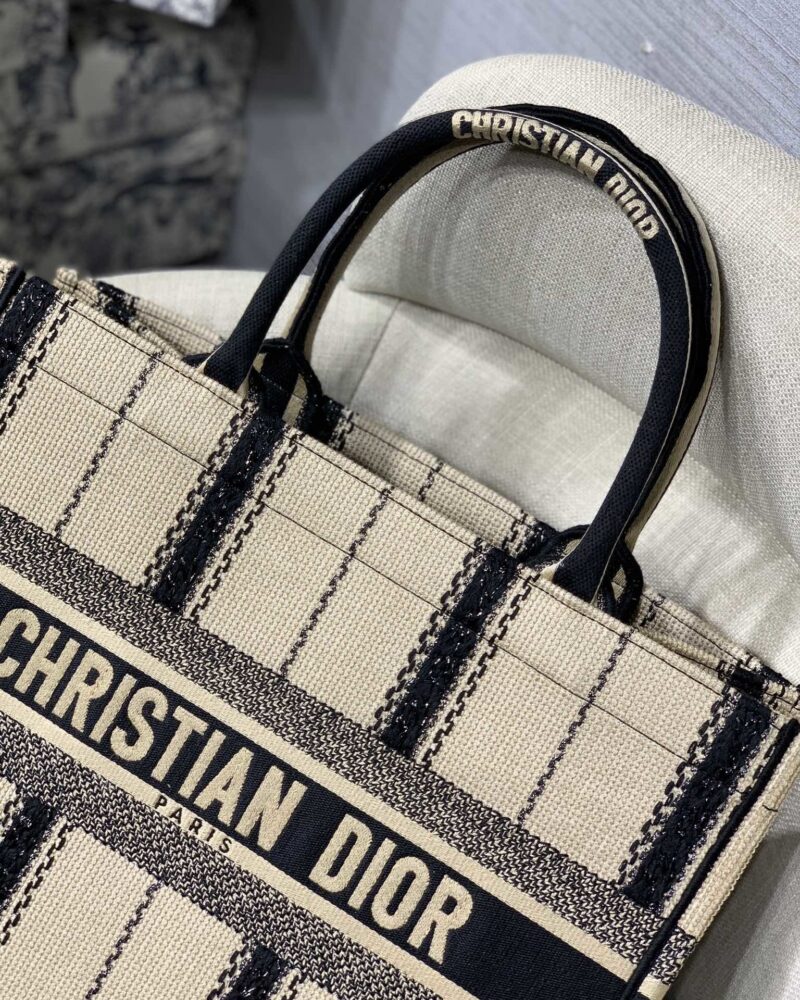 Diro Small Book Tote - Image 4