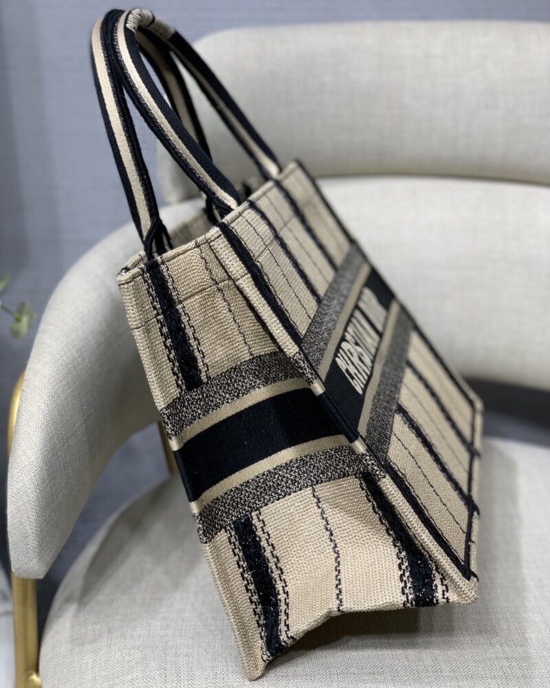 Diro Small Book Tote - Image 6