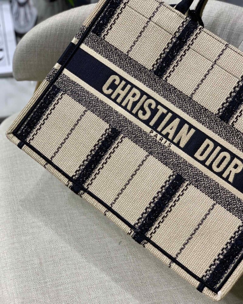 Diro Small Book Tote - Image 8